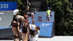 Varios niños mantean a otro en el park del Madrid Urban Sports durante la final de las Hot Wheels Superchargers de Skate.