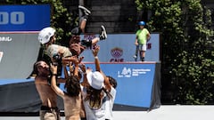 Varios niños mantean a otro en el park del Madrid Urban Sports durante la final de las Hot Wheels Superchargers de Skate.