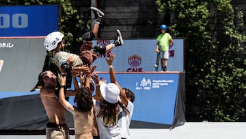 Varios ni?os mantean a otro en el park del Madrid Urban Sports durante la final de las Hot Wheels Superchargers de Skate.