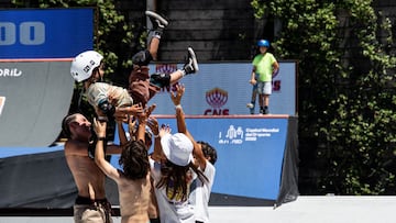 Varios niños mantean a otro en el park del Madrid Urban Sports durante la final de las Hot Wheels Superchargers de Skate.