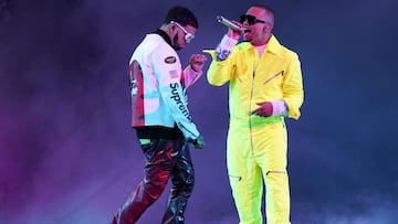 Anuel AA, izquierda, y Ozuna se presentan en Premio Lo Nuestro en el American Airlines Arena, el martes 16 de febrero de 2021 en Miami. La entrega de premios se transmitirá el 18 de febrero con segmentos en vivo y pregrabados.