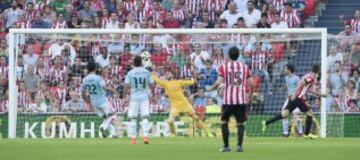 Orellana observa una ocasión de gol de su equipo.