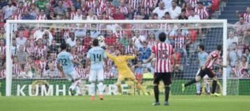 Orellana observa una ocasión de gol de su equipo. 