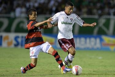 Wallace comenzó su carrera en el Fluminense. El lateral derecho fue otro de los fichajes frustrados del Chelsea en su expedición a Brasil. En 2012 el club londinense efectuó su compra y le dejó otro año prestado en el ‘Flu’. En 2013, realizó su debut como ‘blue’ en un partido de pretemporada, pero nunca llegaría a hacerlo en un encuentro oficial. Aterrizó como cedido en distintos clubes hasta acabar su carrera profesional en el Gremio.