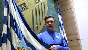 Pablo Guede con la bandera del M&aacute;laga.