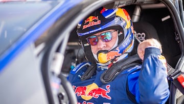 Carlos Sainz, subido en el Ford durante el Dakar 2026.