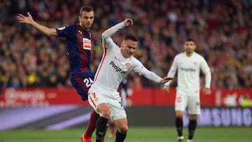 Eibar's Spanish midfielder Joan Jordan (L) fights for the ball with Sevilla's Spanish midfielder Roque Mesa during the Spanish league football match Sevilla FC against SD Eibar at the Ramon Sanchez Pizjuan stadium in Sevilla on February 10, 2019