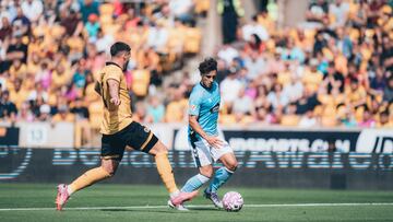Pablo Durán conduce el balón ante Matt Doherty en el amistoso entre el Wolverhampton y el Celta.