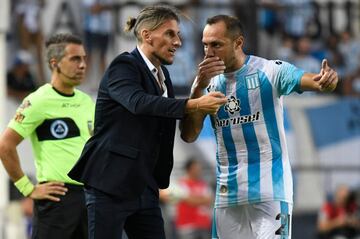 Ex ayudante de Jorge Sampaoli en la Roja, el trasandino se estrenó como DT en la U y luego pasó por Defensa y Justicia, Independiente y Racing, en Argentina.