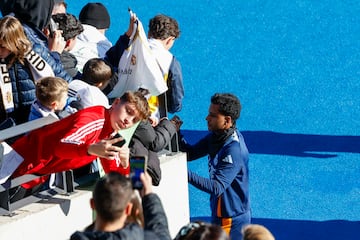 Los jugadores del Real Madrid al final del entrenamiento  atendieron a los aficionados que se dieron cita en el Di Stéfano, un día especial para la comunión del madridismo.