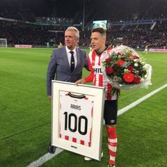 Santi Arias recibe condecoración por su partido 100 con el PSV