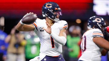 ATLANTA, GEORGIA - NOVEMBER 20: Justin Fields #1 of the Chicago Bears looks to pass against the Atlanta Falcons during the third quarter at Mercedes-Benz Stadium on November 20, 2022 in Atlanta, Georgia.   Todd Kirkland/Getty Images/AFP (Photo by Todd Kirkland / GETTY IMAGES NORTH AMERICA / Getty Images via AFP)