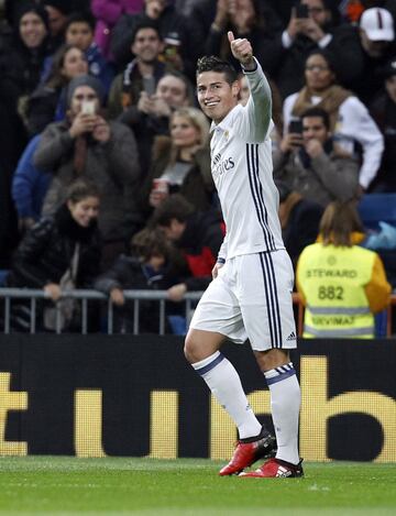 El delantero colombiano del Real Madrid, James Rodríguez, muestra su alegría tras marcar el primer gol ante el Sevilla 