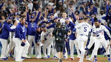 Los Angeles (United States), 25/10/2024.- Los Angeles Dodgers Freddie Freeman (2-R) heads to home plate after hitting the game winning grand slam home run off Yankees relief pitcher Nestor Cortes during the tenth inning of the Major League Baseball (MLB) World Series game one between the American League Champion New York Yankees and the National League Champion Los Angeles Dodgers in Los Angeles, California, USA, 25 October 2024. The World Series is the best-of-seven games. (Nueva York) EFE/EPA/ALLISON DINNER