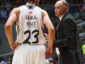 Los jugadores felicitan a Laso por su renovación con el Madrid