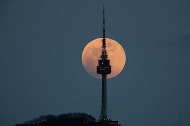 Una Luna llena se eleva detrás de la Torre N de Seúl en Seúl, Corea del Sur.