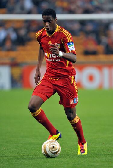 Se formó en el Nandy desde pequeño. Tras pasar por el Sénart-Moissy Cremayel acabó en los juveniles del R. C. Lens.