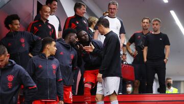 MUNICH, GERMANY - SEPTEMBER 13: Sadio Mane of Bayern Munich shakes hands with Robert Lewandowski of FC Barcelona in the tunnel prior to kick off of the UEFA Champions League group C match between FC Bayern München and FC Barcelona at Allianz Arena on September 13, 2022 in Munich, Germany. (Photo by Alexander Hassenstein - UEFA/UEFA via Getty Images)