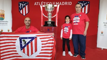 Miembros de la peña atlética Alcorcón esta tarde con el trofeo de LaLiga en Alcorcón.