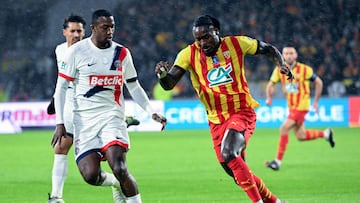Lens' Angolan forward #08 M'Bala Nzola (R) fights for the ball with Paris Saint-Germain's Ecuadorian defender #51 Willian Pacho (L) during the French Cup round of 64 football match between Lens and Paris Saint-Germain (PSG), at the Bollaert-Delelis Stadium in Lens, northern France, on December 22, 2024. (Photo by FRANCOIS NASCIMBENI / AFP)