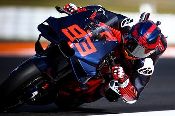 El catalán disfruta pilotando su nueva moto en los test de Cheste, Valencia. 