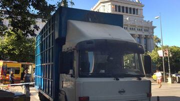 Fotograf&iacute;a facilitada por Emergencias Ayuntamiento de Madrid del cami&oacute;n que ha arrollado hoy a un hombre de 58 a&ntilde;os cuando circulaba con la bicicleta por la calle Alcal&aacute; de Madrid. El ciclista ha fallecido.