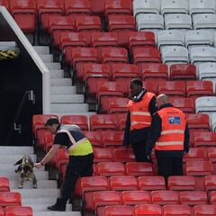 Dos fans sin entrada durmieron en los lavabos de Old Trafford