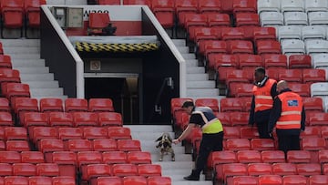 Dos aficionados pasaron la noche en los lavabos de Old Trafford para ver un partido gratis.