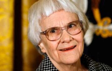 La literatura también despidió el 19 de febrero a Harper Lee, la escritora estadounidense conocida por su novela Matar un ruiseñor, obra ganadora del Premio Pulitzer. Lee falleció a los 89 años mientras dormía en una residencia de ancianos en Monroeville, su localidad natal en Alabama.