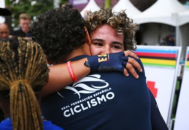 Paula Ostiz se abraza con un compañero de equipo tras convertirse en campeona del mundo júnior en los Mundiales de Ruanda.