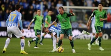 El centrocampista danés del Celta de Vigo Michael Krohn-Delhi lucha por el balón con el defensa del Málaga CF Miguel Torres.