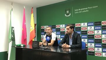 Manuel Alfaro y Jos¨¦ Mar¨ªa Rivas, en la sala de prensa del Salto del Caballo