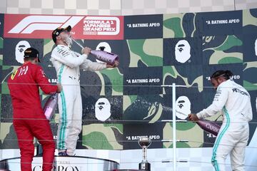 El piloto finlandés de Mercedes celebra su victoria en el GP de Japón en el podio junto a Vettel y Hamilton.