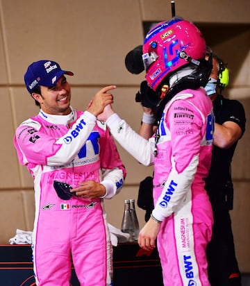 Racing Point le regaló a 'Checo' el volante y trofeo con el que ganó en Sakhir