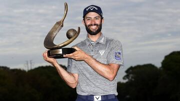 Adam Hadwin posa con el trofeo de ganador del Valspar Championship.