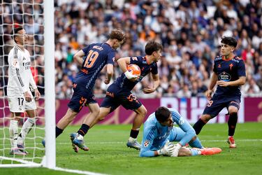 Sin tiempo que perder, el jugador gallego recogió el balón para seguir jugando sin que corra el reloj.