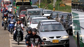 Carros y motos atrapados en un trancón en una vía de Medellín, Antioquia.