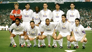 El once que entraría en la historia del Madrid y de la Champions League. De pie, y de izquierda a derecha posan Illgner (alemán), Hierro (español), Seedorf (holandés), Redondo (argentino), Panucci (italiano) y Morientes (español). Abajo, y en el mismo orden aparecen Karembeu (francés), Mijatovic (montenegrino), Roberto Carlos (brasileño), Raúl y el capitán Sanchís (españoles). Once jugadores, un equipo y ocho nacionalidades diferentes. El Madrid pasaría de jugar y ganar la Sexta con un equipo completo de españoles a otro once, 32 años después, en donde primaba la multinacionalidad. Es más, en la segunda parte, entraría Davor Suker, croata…