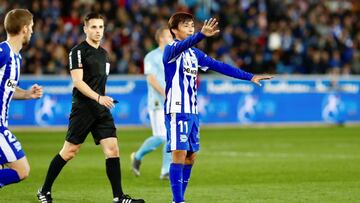 GRAF2635. VITORIA, 23/02/2019.- El centrocampista japonés del Deportivo Alavés, Takashi Inui (d), durante el encuentro correspondiente a la jornada 25 de primera división que han disputado esta tarde frente al Celta de Vigo en el esta