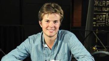 Lukas Berglund, sonriente después de eliminar a todos sus rivales en la mesa final del WPT Spanish Championship.