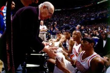 Recibiendo órdenes de Red Auerbach, el mítico técnico que le dirigió en el partido de los novatos del All Star Weekend de 1997.