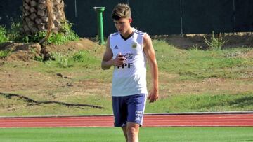 El defensor Leonardo Balerdi, recientemente transferido de Boca Juniors al Dortmund de Alemania en una cifra millonaria, se reincorporó hoy en Chile.