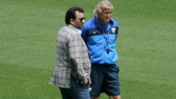 El jeque siguió en el césped el entrenamiento del Málaga