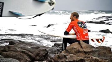 El Mundial de Surf Maui and Sons Arica Pro Tour 2015 , organizado por la Federación internacional de Surf, reune a 60 de los mejores raiders de todo el mundo. Ellos esperan domar la peligrosa ola “El Gringo” que rompe sobre las rocas, lo que la convierte en la competencia mas peligrosa en el circuito mundial.