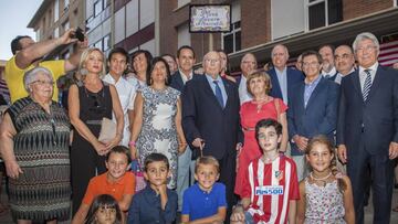 Albarrac&iacute;n, en el centro, con su familia, amigos y el presidente del Atl&eacute;tico, Enrique Cerezo.