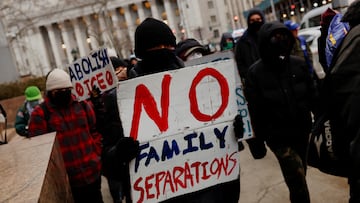 Mujer protestando contra la separación familiar de la administración Trump.