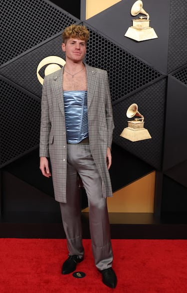 Louis Levanti posa en la alfombra roja.