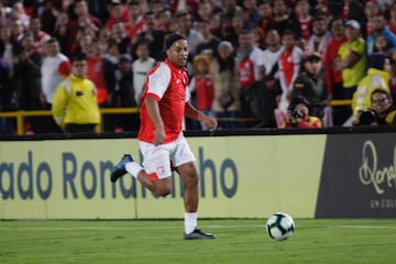 La fiesta en El Campín que disfrutó de la magia de Ronaldinho en el partido entre Santa Fe y Nacional, en el que se le rindió homenaje al brasileño que jugó con la '10' del equipo bogotano.