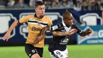 Diego Rolan, a la derecha, punga con Baptiste Santamaria, del Angers.