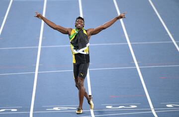 El corredor Jamaicano es el más rápido del mundo en 100 y 200 metros lisos y también el atleta más famoso. Famoso por señalar al cielo tras sus carreras, es una estrella en las redes sociales y tiene un contrato de patrocinio con la marca Puma. Calzar a l